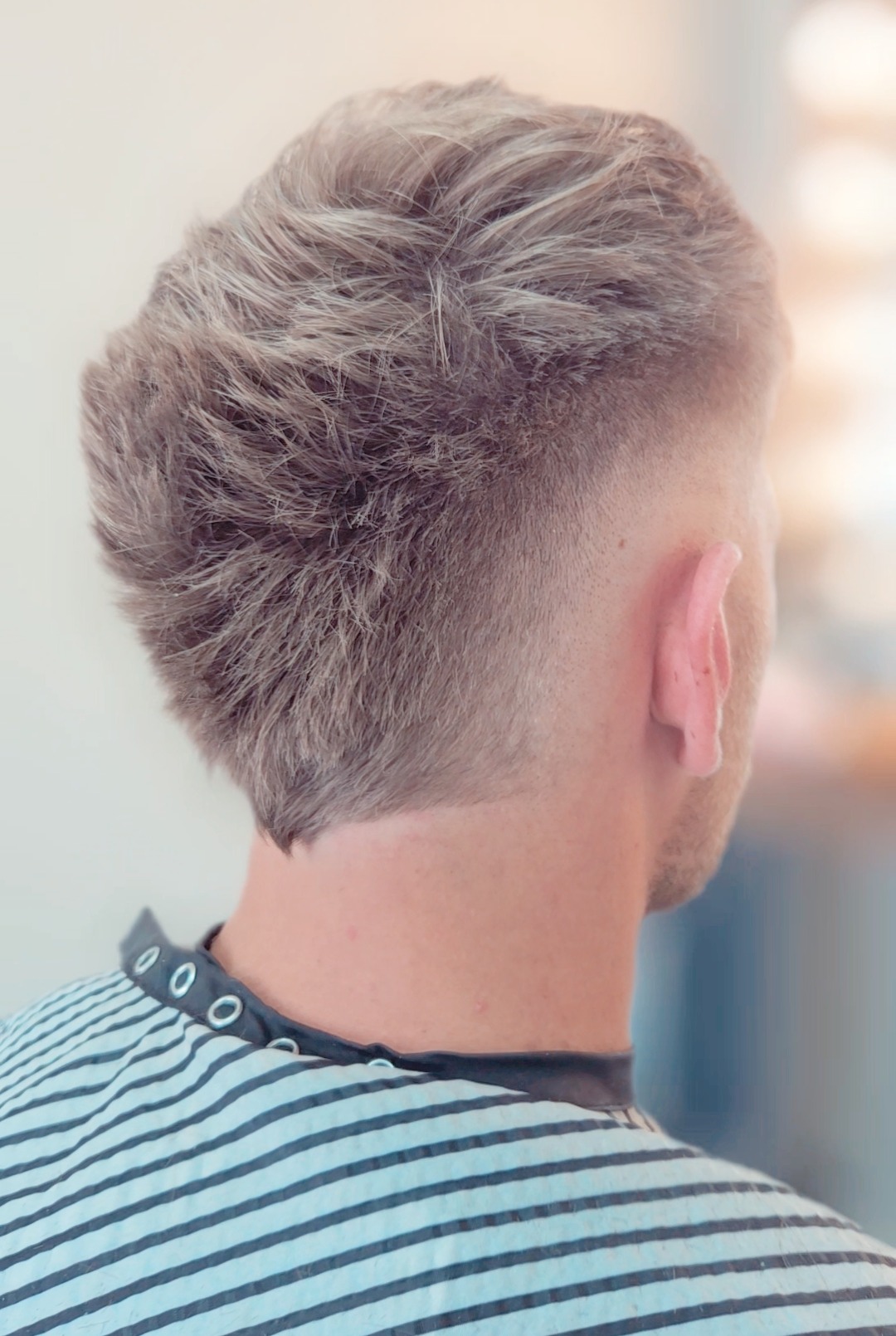 Textured crop with a taper, from behind